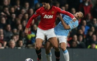 Video: Trọng tài Michael Oliver nương tay với Fellaini