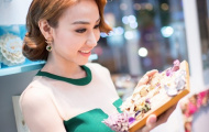 Ngân Khánh gợi cảm với trang phục xẻ táo bạo