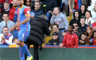 Mourinho “dọa” cho cậu bé nhặt bóng… ăn đấm