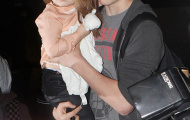 Brooklyn Beckham ra dáng anh cả