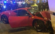 Ferrari 458 Italia bẹp đầu vì đâm vào thùng rác