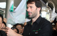 Video: Van Nistelrooy nở nụ cười thân thiện khi đặt chân đến Việt Nam