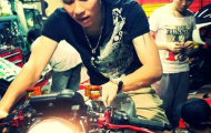 Thủ môn Mạnh Dũng khoe cafe racer độc