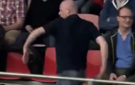 Video: Fan hâm mộ nhảy điệu 'khỉ đột' tại giải VĐQG Hà Lan