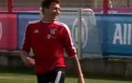 Video: Schweinsteiger và Mandzukic thi sút xà ngang
