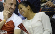 Ribery đắm đuối hôn vợ ở sân bóng rổ