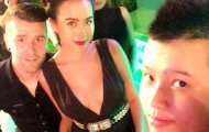Siêu WAG Myno 'thả rông' vòng một chào đón Nistelrooy