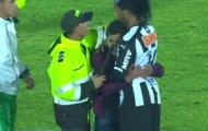 Video: Fan cuồng đột nhập sân ôm Ronaldinho