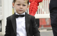 Nhóc nhà Rooney dễ thương đi xem đua ngựa