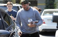 Becks ga lăng mở cửa xe cho vợ con