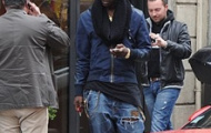 Balotelli diện quần 'rách' dạo phố