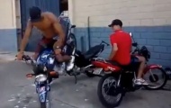 Video: Đưa môtô 'vào chuồng' cũng phải phong cách