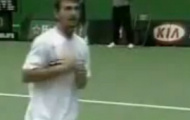 Hy hữu: Sao tennis đánh chết chim đang bay