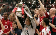 Video: MU gục ngã trước Arsenal sau loạt penalty tại cúp FA 2004/05
