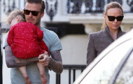 Nhóc Harper Seven ngủ với tư thế “khó đỡ” trên lưng Beckham
