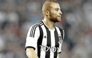 Tiền vệ của Besiktas dính đạn khi đi bar
