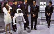 Tổng thống Mỹ Obama thích thú xem Robot Nhật đá bóng