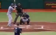 Video: Sao bóng chày bị đánh vỡ đầu