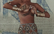 Rihanna táo bạo bán nude