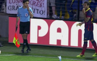 Bị ném chuối, Daniel Alves bóc ăn ngay trên sân