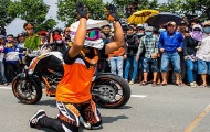 VĐV đua mô tô quỳ lạy khán giả Việt đừng gây náo loạn