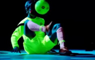 Video: Thi bóng đá nghệ thuật trong bóng tối nhờ... áo dạ quang