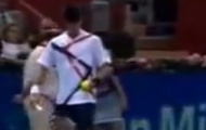 Video: Djokovic ngượng chín mặt vì đánh bóng trúng đầu ball girl