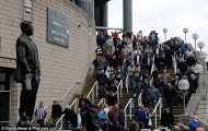Hình ảnh CĐV Newcastle đồng loạt rời sân phản đối CLB