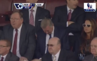 Thất vọng tột cùng, Sir Alex ngủ gật trên khán đài