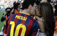 Messi lần đầu hôn bạn gái trên sân