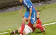 'Ăn' nguyên gầm giày, Januzaj may mắn thoát chấn thương