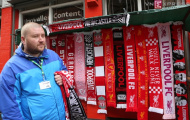 CĐV Liverpool hôn cỏ cầu may mắn cho đội nhà