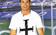 C.Ronaldo chúc mừng đàn anh Giggs trong lễ tổng kết của M.U