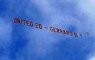 Fan MU 'mượn gió bẻ măng' chọc Gerrard