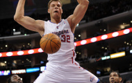 Bị đấm trúng 'cậu nhỏ', Blake Griffin ngã vật xuống sàn đau đớn