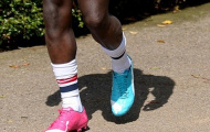 Sao bóng đá đi kiểu giày lạ tại World Cup 2014
