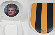 HLV của Hull City được vinh danh trên… bồn cầu