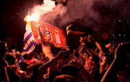 CĐV Atletico Madrid đốt pháo sáng xuyên đêm mừng đội nhà vô địch