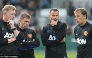 Roy Keane xúi bẩy M.U đuổi cổ Phil Neville