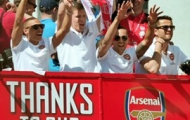 Xe buýt Arsenal diễu hành ăn mừng náo động London