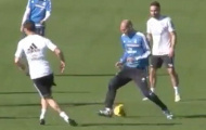 Video: Alonso khiến Zidane 'bẽ mặt' trên sân tập