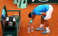 Vì sao Nadal hay móc đũng quần mỗi khi phát bóng?