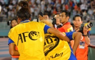 Fan Việt ném chai nước khiến cầu thủ Thái Lan đổ gục