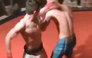 Video: Võ sỹ Mike Pantangco xin thua sau khi đánh đối thủ tơi tả