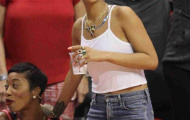 Rihanna đại phá khán đài NBA bằng chiêu thả rông vòng 1