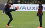 Sterling bám Rooney như hình với bóng