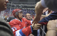 Tổng thống Nga Putin trổ tài chơi hockey điệu nghệ