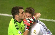 Iker Casillas ôm hôn thắm thiết Ramos ngay trên sân