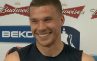 Bị chụp hình, Podolski ném phóng viên thẳng xuống hồ bơi