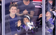 Cha con Beckham nổi bật khi đi xem hockey